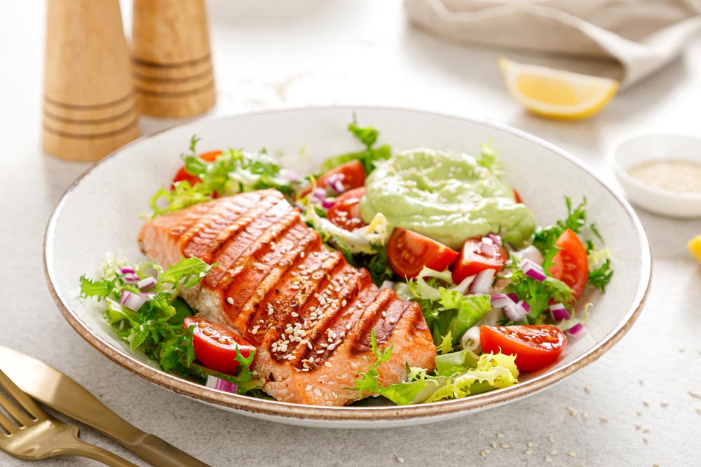 Grilled,Salmon,Fish,Fillet,And,Fresh,Green,Lettuce,Vegetable,Tomato,For,Lunch