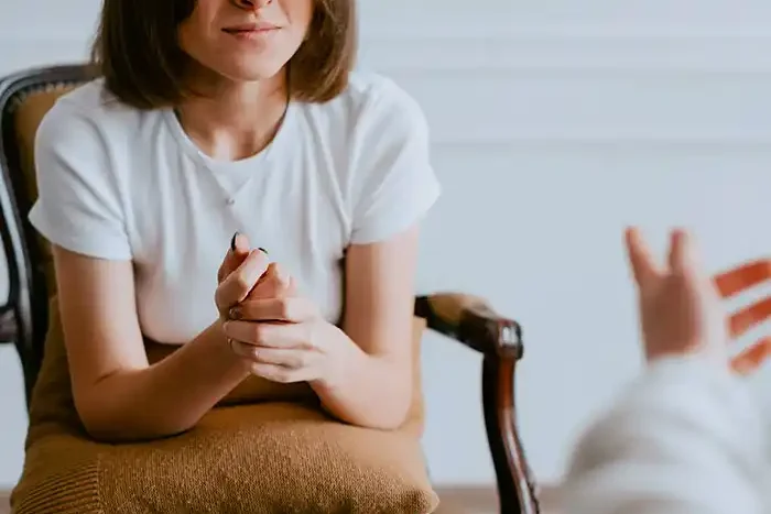 a female client during her individual therapy with a mental health expert