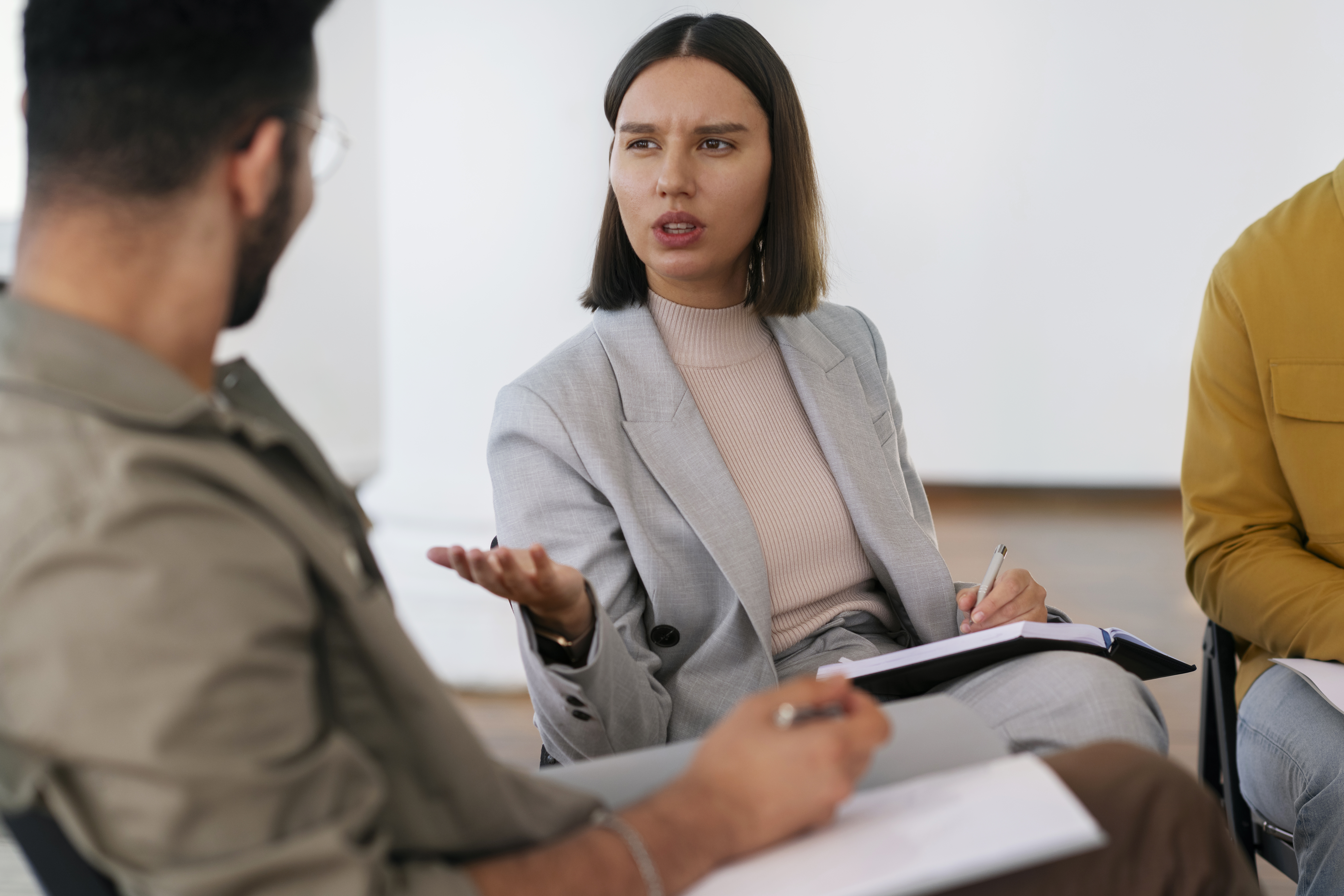 Mental health professional leading a therapy session focused on recognizing bipolar disorder symptoms