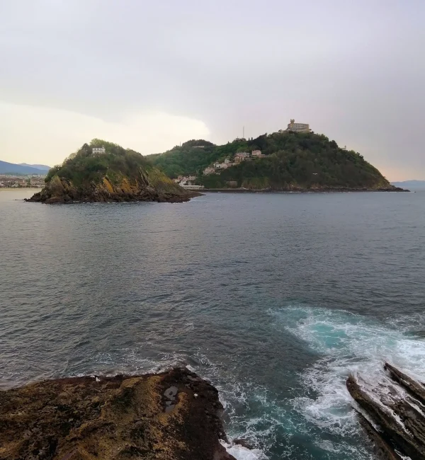 vertical-high-angle-shot-mesmerizing-beach-scenery-san-sebastian-spain